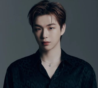 강다니엘 군 복무 중 공개한 근황 조교 생활 속 달라진 피지컬 화제