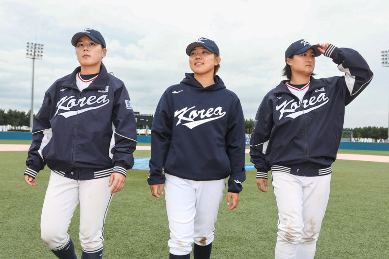 72년 만에 부활한 미국 여자프로야구… 태극기 휘날리게 만든 한국 선수들