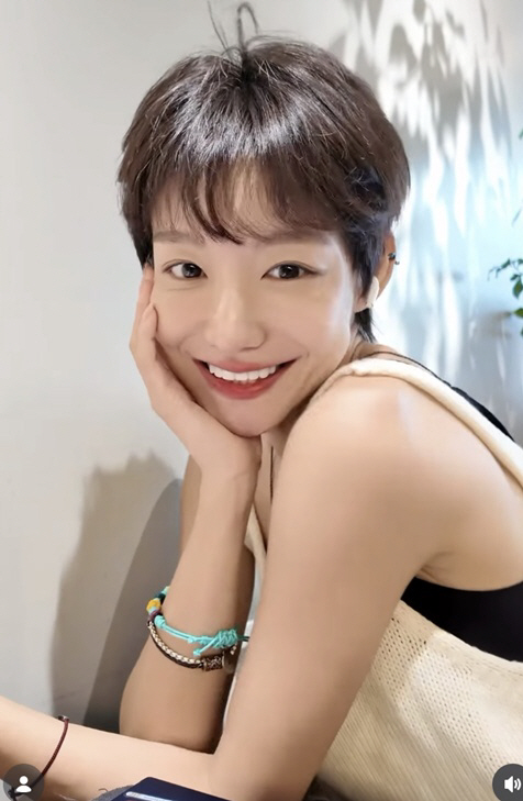 <b>신소율</b>, 파격 숏커트 <b>변신</b> 중성적 분위기 완성