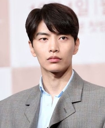 "이민기 맞아요?" 41세 배우가 안경 하나로 180도 바뀌자 난리난 이유