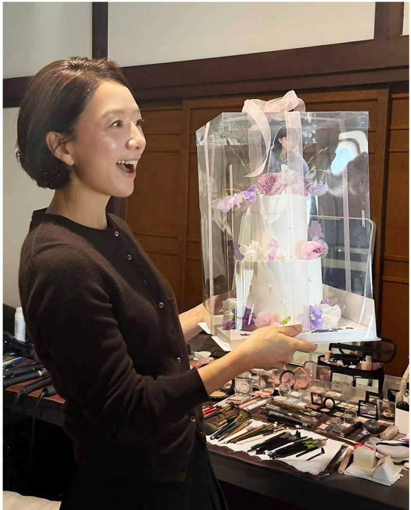 김희애 패션 보니 달라진 50대 하객룩, 원피스만 고집할 필요 없었네요