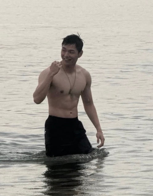 강다니엘 군복 벗자 드러난 반전 몸매, 바다에서 공개한 복근 벌크업 근황