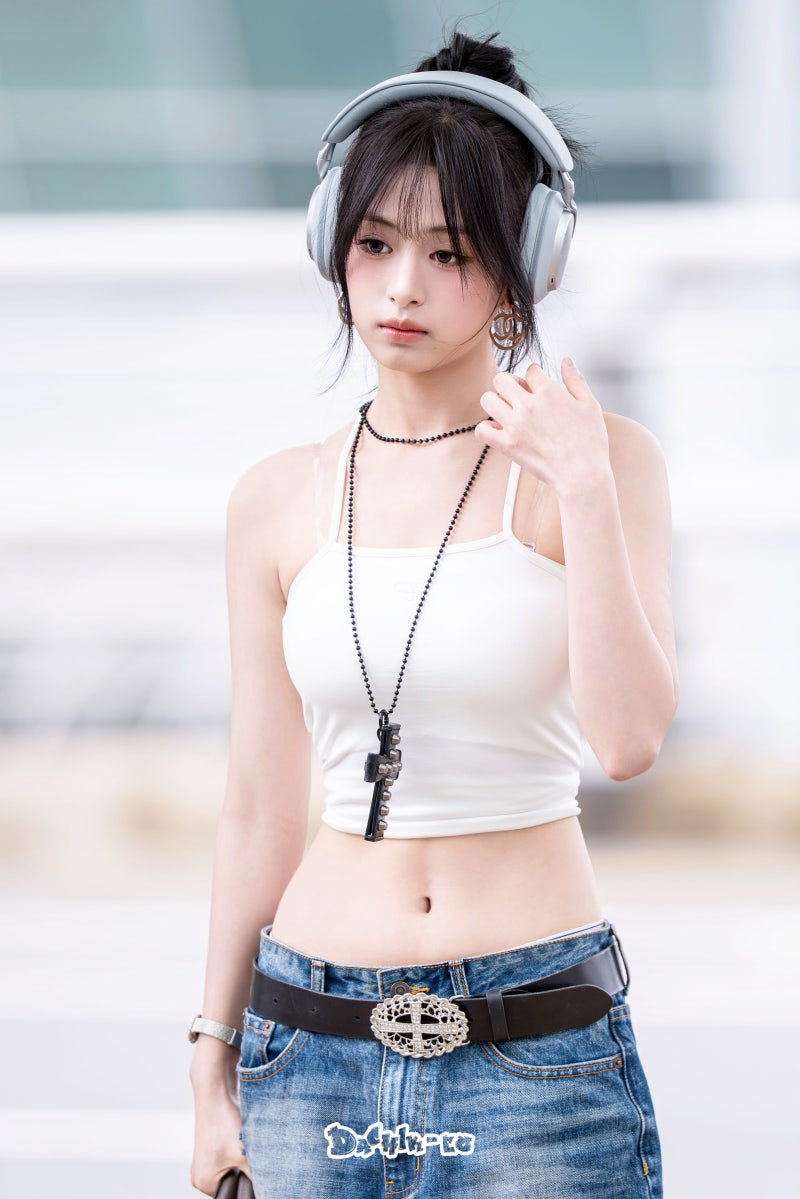 허리라인 뭐야? 홍콩 출국한 베이비몬스터 아현, 레전드 공항패션 블루펄 헤드폰 정보 가격