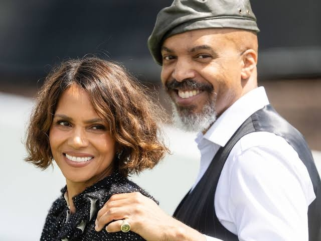 할리 베리(Halle Berry)가 멕시코에서 보낸 60번째 생일날