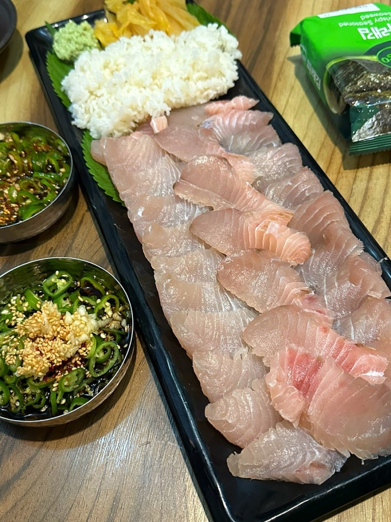 광주 계절음식 전문점 봉선동 맛집 제우스 삼치회 오겹수육 메뉴 추천