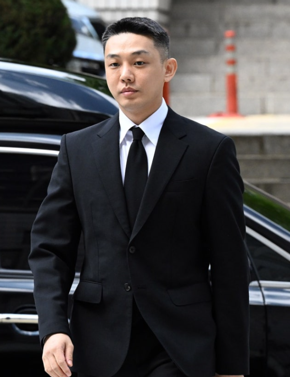 유아인 빌리언스 전속계약이 발표됐다