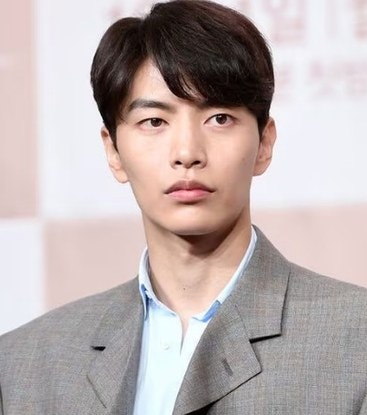 데뷔 23년 차 이민기, 안경 한 개로 얼굴이 바뀌었다…석 달의 침묵 깬 '크래시2' 종방 인증샷....