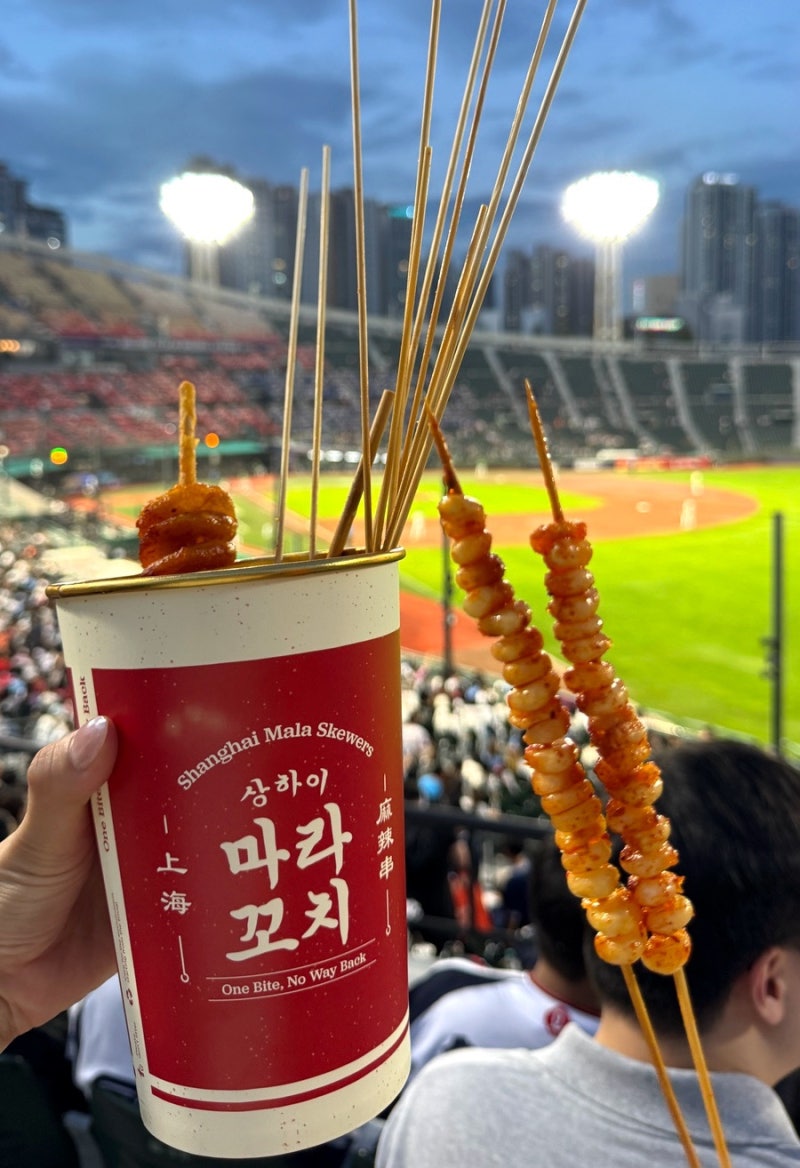 의리의 "롯데 자이언츠" 부산 사직야구장 신상맛집(마라꼬치, 육회김밥, 크림새우) 총정리★