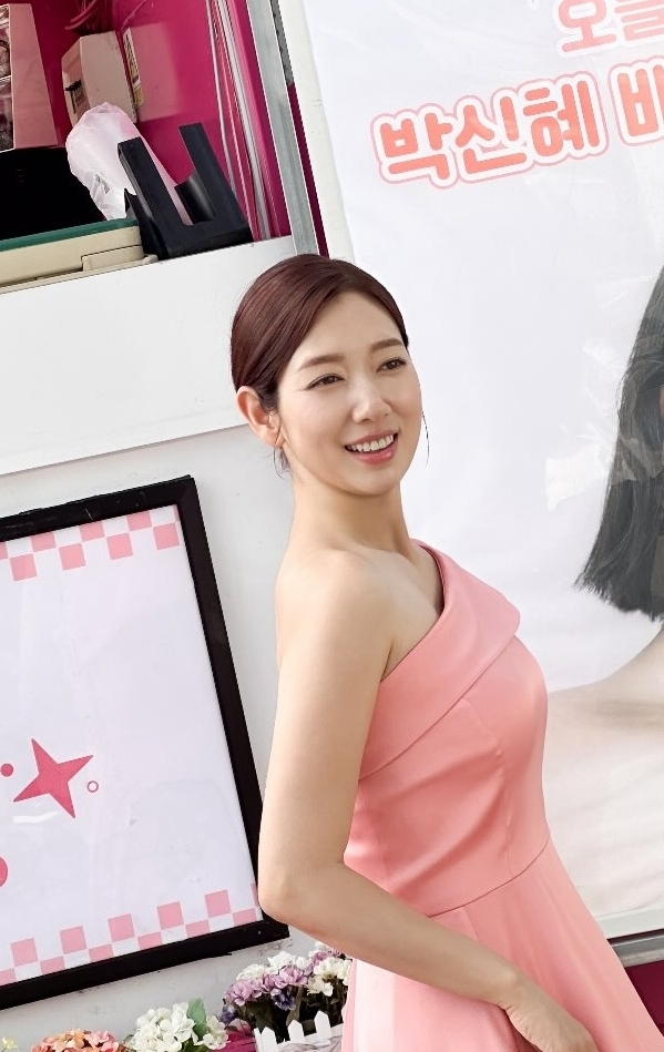 "둘째 임신 중 맞아?" 박신혜 광고 촬영장서 공개한 핑크 드레스 근황