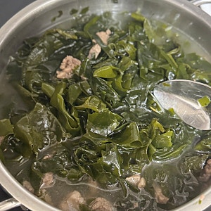 친정엄마도 딸도 인정한 깊은 맛! 실패 없는 소고기 미역국 초간단 레시피