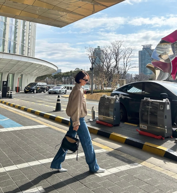 "50대 맞아?"기본템만 입었는데 엄청 고급스러워 보이는 김희애 사복 패션 속'이 가방'의 정체