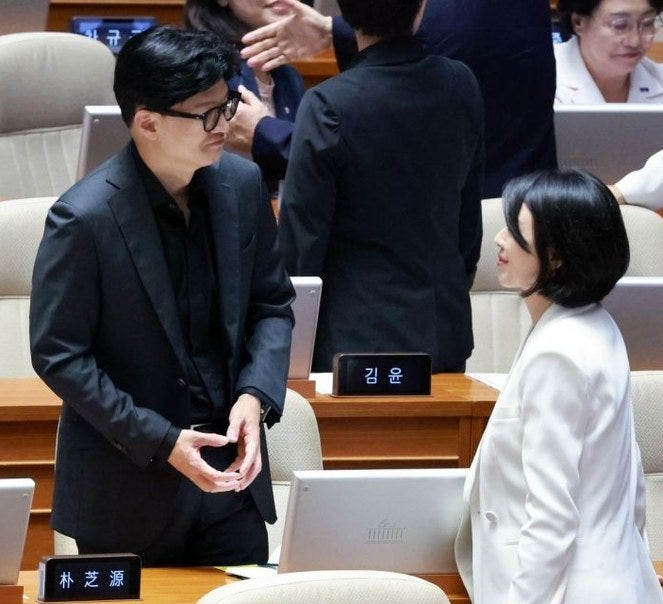 한동훈·배현진, 본회의장 나란히 앉아 대화? 포착된 사진 한 장에 정치권이 술렁인 이유