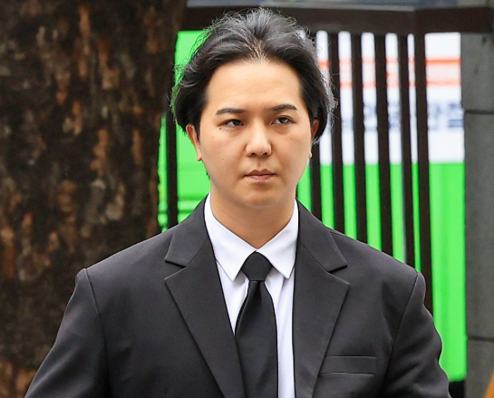 송민호 근황, 담당 공무원 징역
