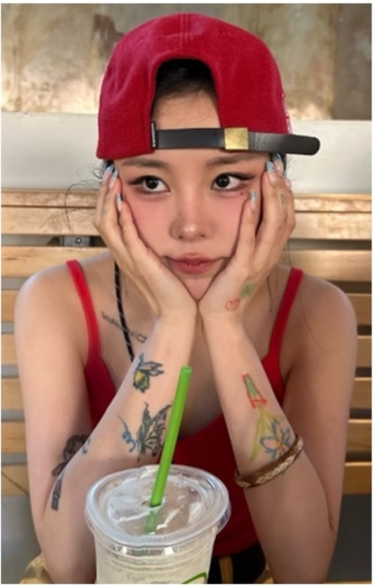 마마무 휘인, 타투 변신 근황 얼굴보다 먼저 보인 양팔의 타투, 월드투어 중 공개한 사진