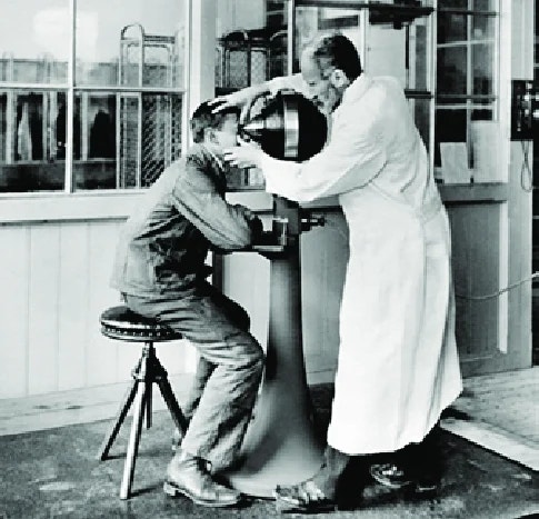 황반변성 AMD Age-Related Macular Degeneration 직선이 휘어 보인 그날, 인류는 170년을 돌아 답을 찾았....
