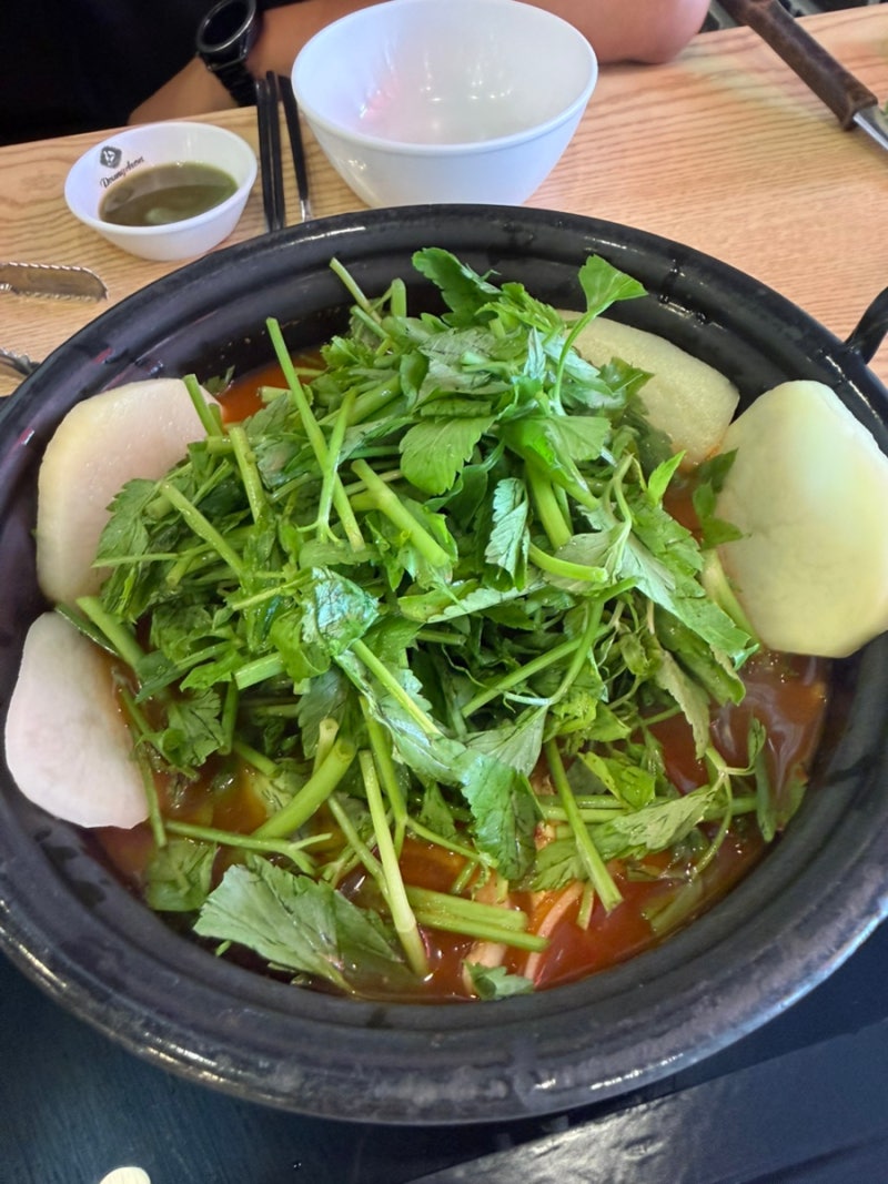 [대구 평리동 ; 서구청 서부경찰서 근처 미나리와 느타리버섯 가득 등촌샤브칼국수]