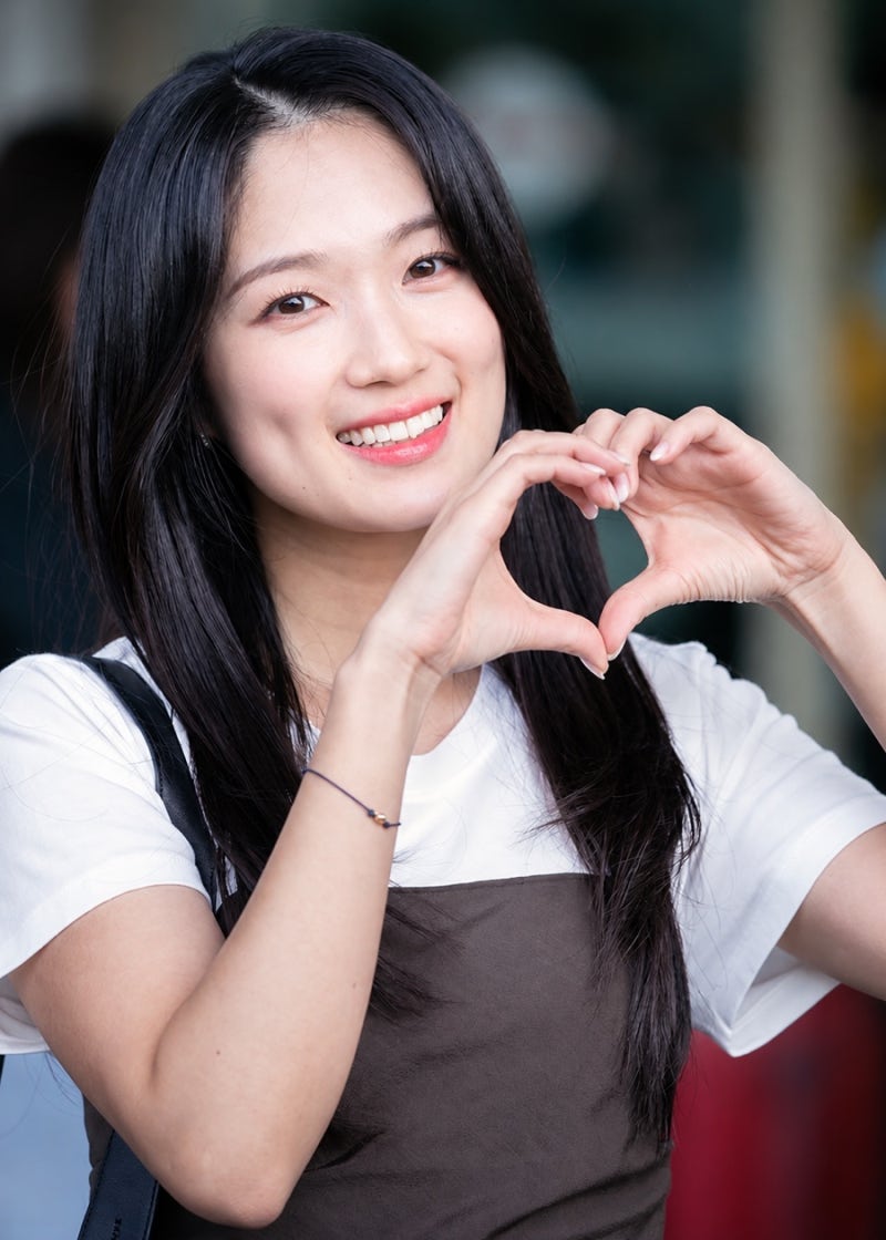 Kim Hye-yoon Ranks 1st in Top Ten Awards for Second Consecutive Time, Competing with IU Again in the Finals