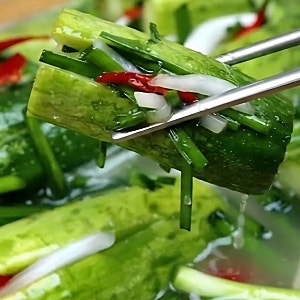 여름이 가기 전 꼭 담가야 할, 아삭아삭 시원한 오이소박이 물김치