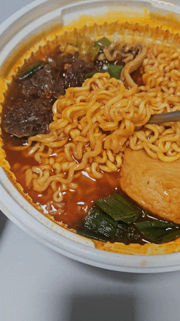 팔도 왕뚜껑 국물라볶이 후기｜전자레인지 5분, 대파 넣어 먹으면 더 맛있는 컵라볶이