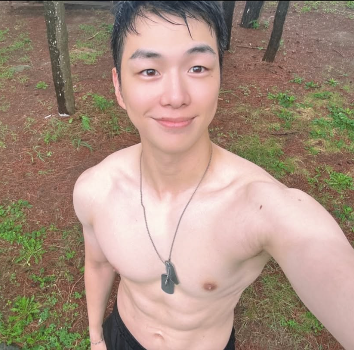 군대 간 강다니엘 "상의 탈의에 깜짝" 벌크업 복근 공개에 팬들 난리
