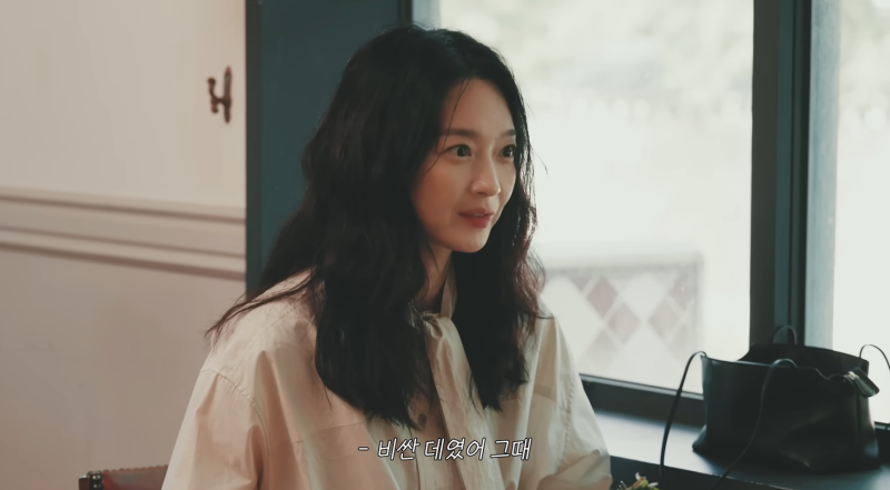 What do beauties wear? Shin Min-a's casual fashion: Lemaire shoes, The Row bag brand and price, seen on Gong Hyo-jin's YouTube.
