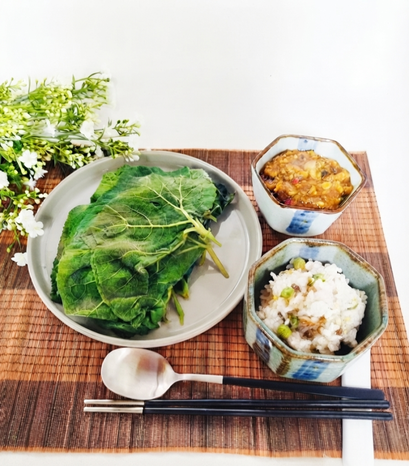 여름철 별미 부드럽게 쪄낸 호박잎과 쌈장의 황금 레시피