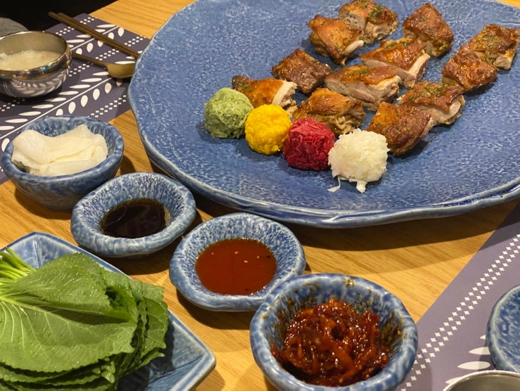 [홍대] 홍익대 인근 이색데이트 맛집 추천! 쌈에 싸먹는 닭고기, 닭쌈 먹은 후기 '닭꼬얌'