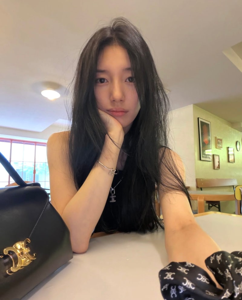 수지 셀린느 신상 가방｜아직 한국 출시 전! 셀린느 플레어 백부터 목걸이·젤리 베이 샌들까....