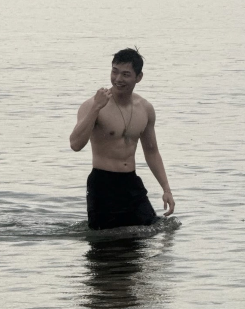 바닷가 사진 한 장에 군 생활이 보였다…강다니엘, 과감한 상탈과 댕댕미로 전한 휴가 근황