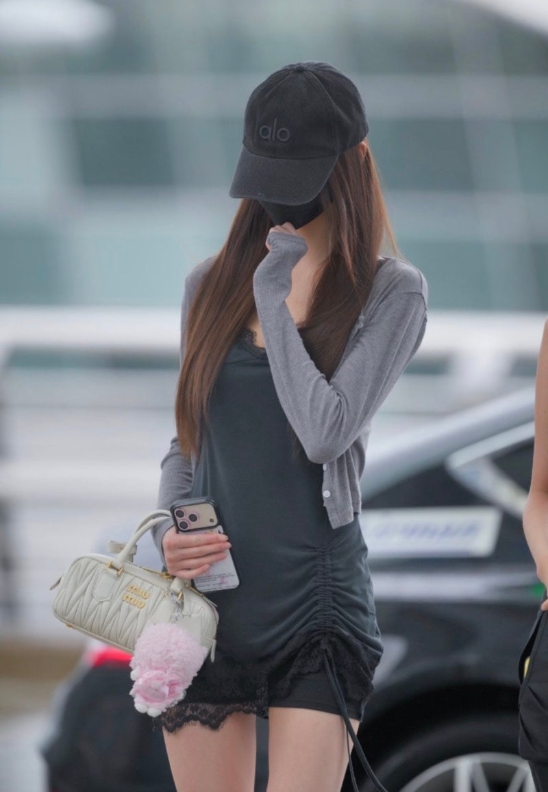 장원영 출국룩 뭐 입었나? 레이스 원피스부터 미우미우 가방까지