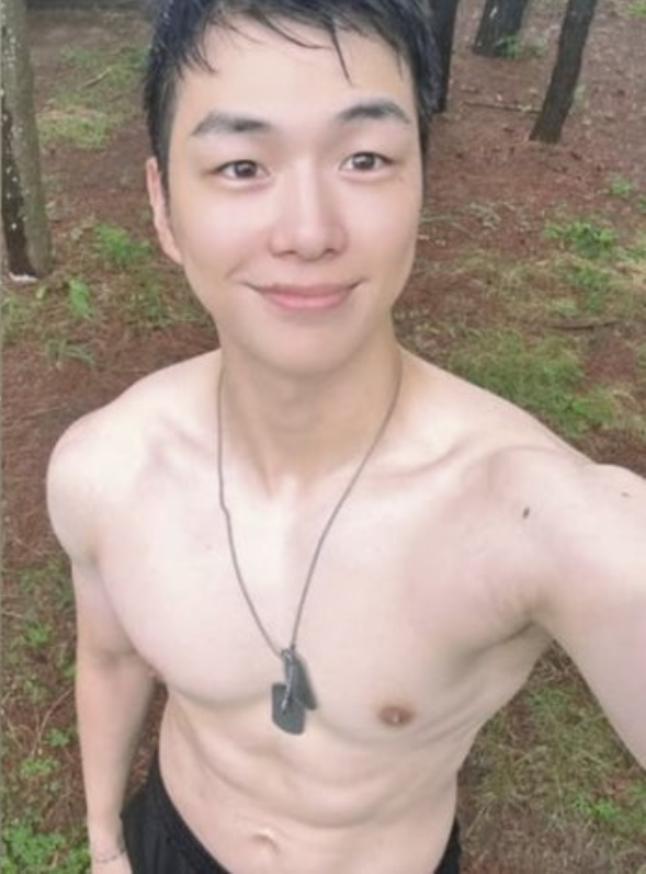짧은 머리인데 표정은 그대로…강다니엘, 과감한 상탈과 댕댕미의 묘한 온도 차