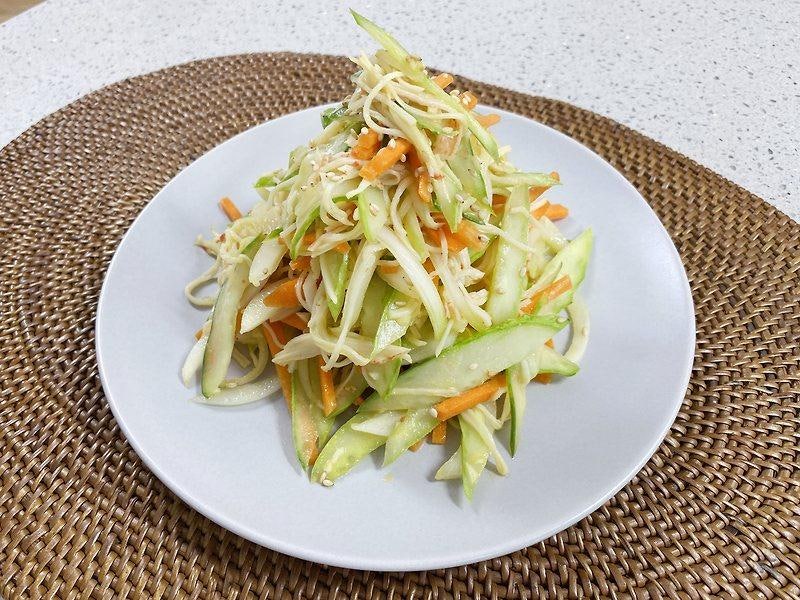 오이 2개로 입맛이 확 살아납니다! 더운 날 불 없이 만드는 새콤달콤 오이냉채 레시피