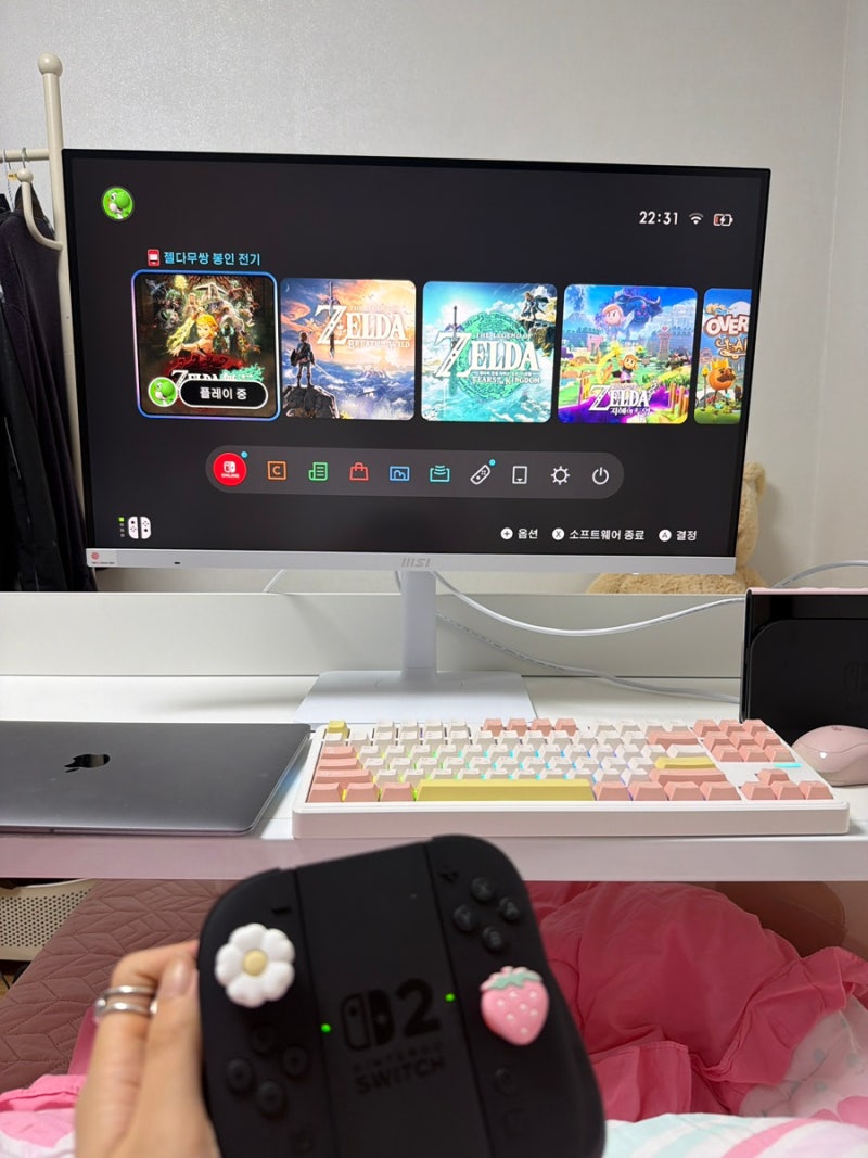 맥북에어 C타입 스마트 모니터 추천 ‘MSI MD272UPSWDN 4K’ 화이트 27인치(이동식 침대책상 조합)