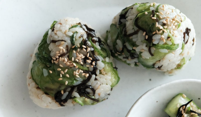 오이 듬뿍 넣어 더 맛있는 시오콘부 주먹밥 레시피