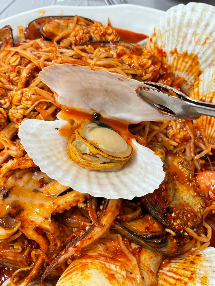 강릉해물찜, 한 그릇 가득 다양한 해물이 푸짐하게 들어가 골라먹는 재미가 있는 곳에서 압....