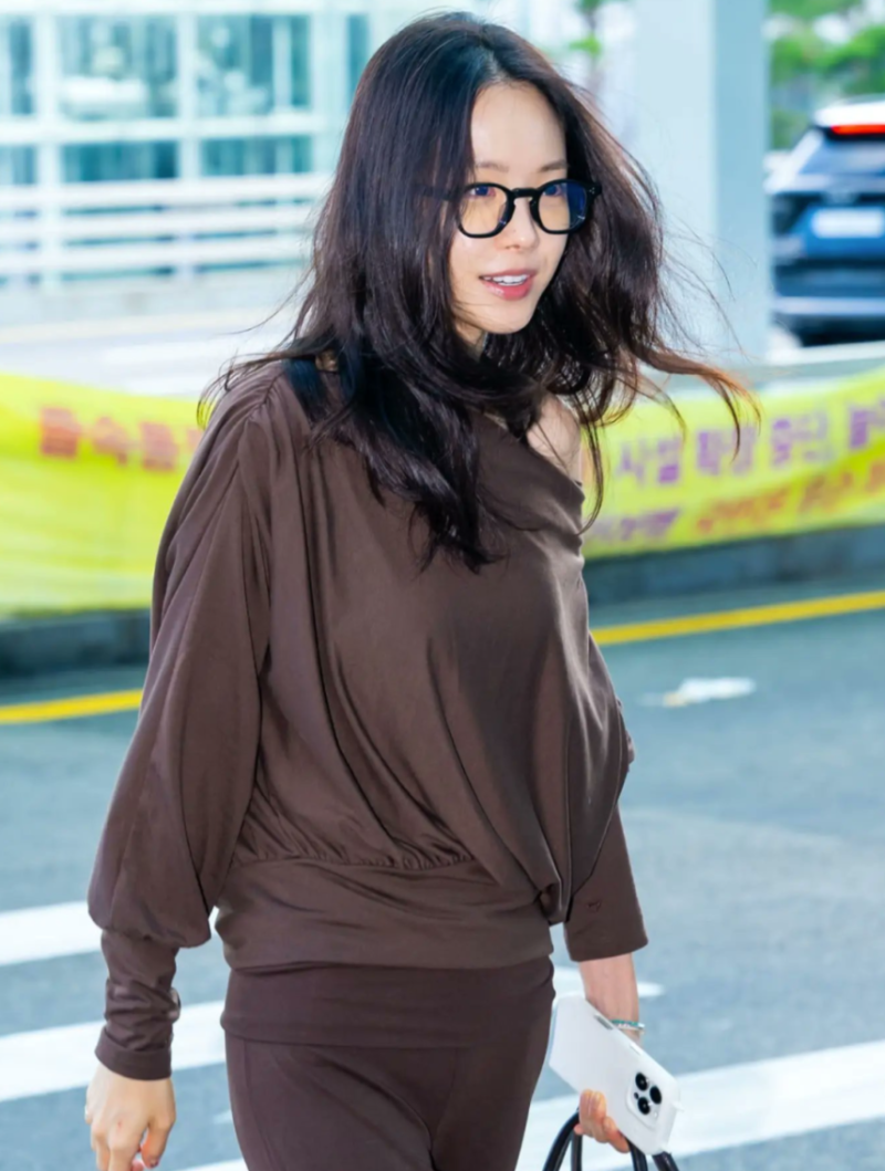 "화장 안 한 게 이 정도라고?"… 쌩얼 공항 패션으로 대한민국 들썩이게 만든 손나은의 연예....