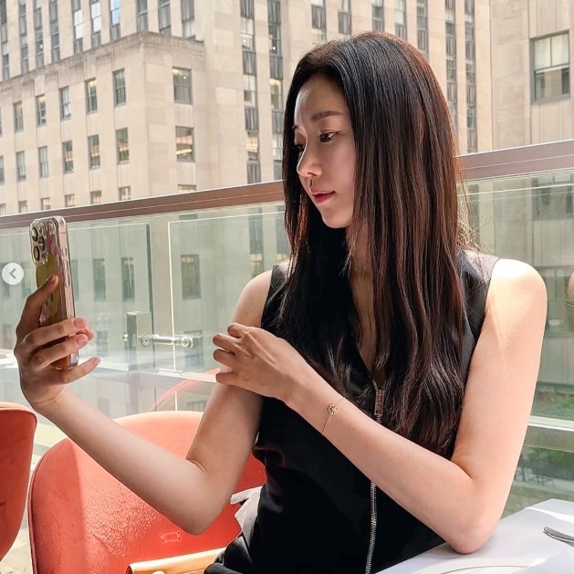 김사랑 뉴욕 근황 정말 48세라고? 믿기지 않는 방부제 미모