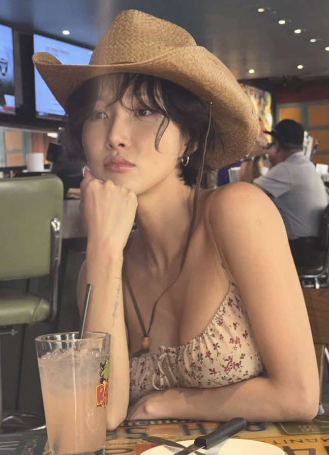 화사, 미국 투어 중 텍사스에서 포착된 근황…카우보이 모자까지 완벽 소화