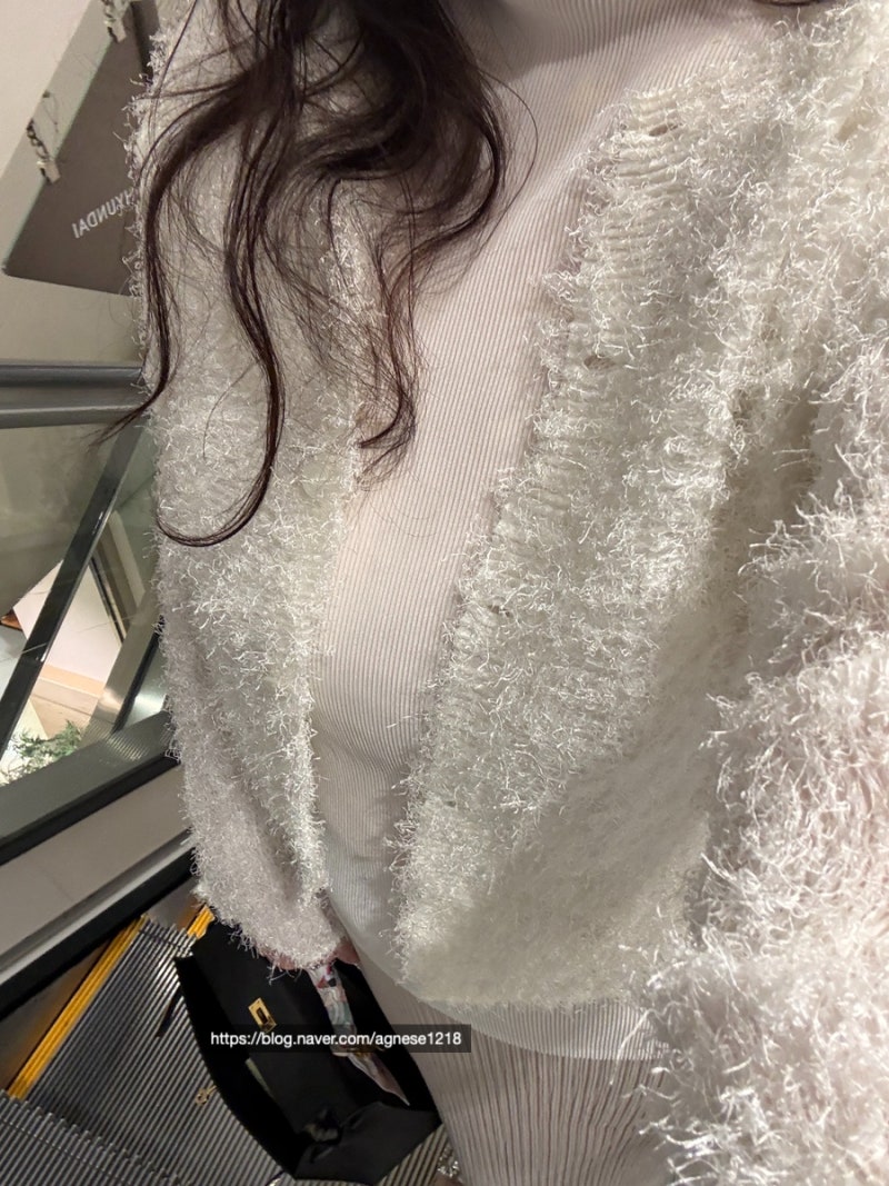 이세이미야케 해칭 스커트 에뮤 베이지&퍼지가디건_더캐시미어 자켓 데일리룩_위시템