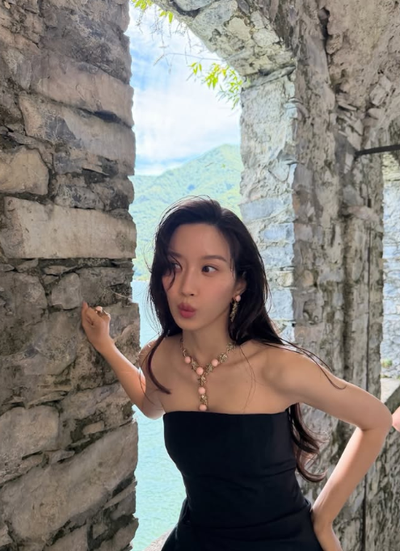 Moon Ga-young's Elegant Fashion: Even Behind-the-Scenes Photos Look Like a Pictorial, Stealing the Spotlight from the Jewelry