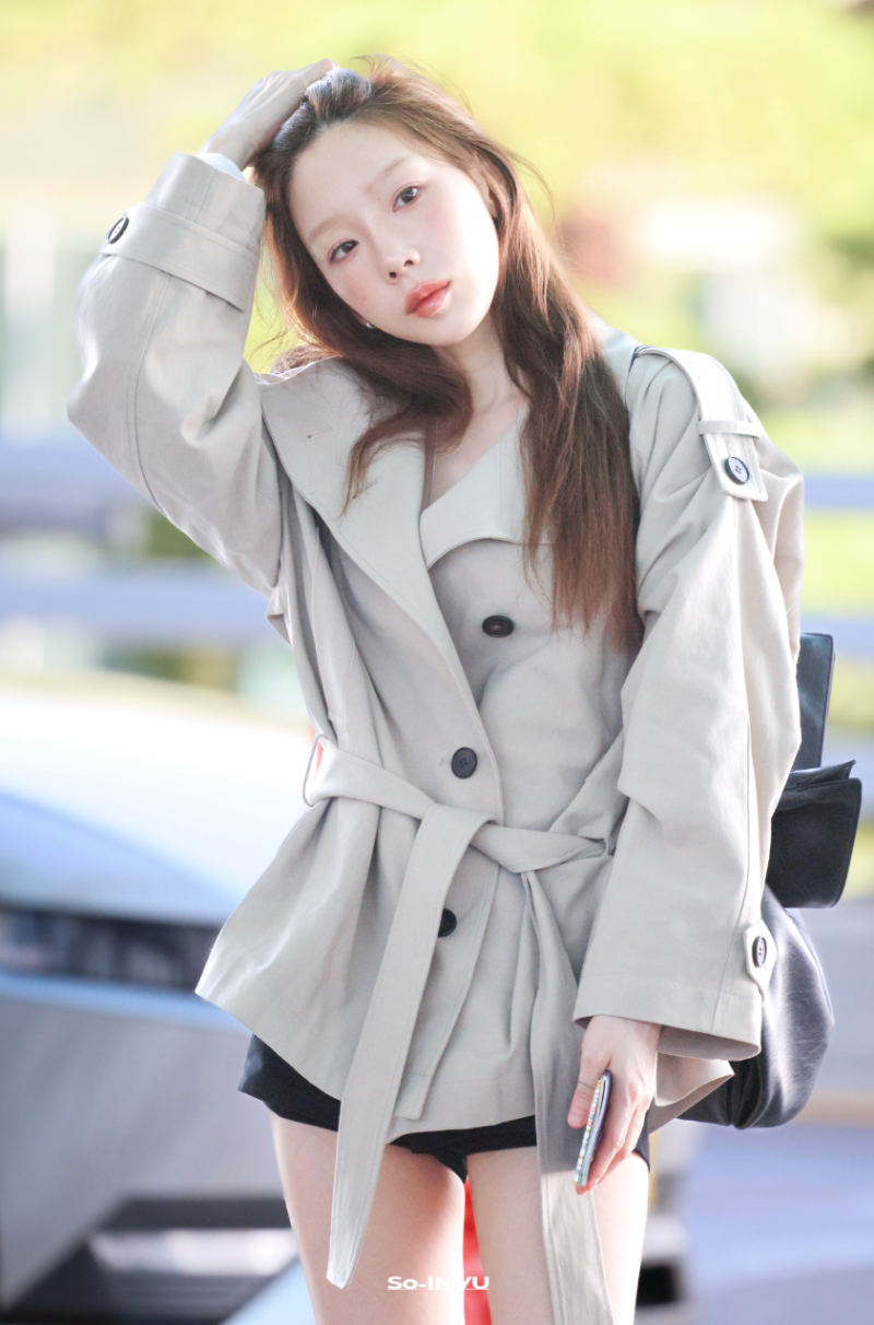 벌써 트렌치코트 입은 태연 공항패션