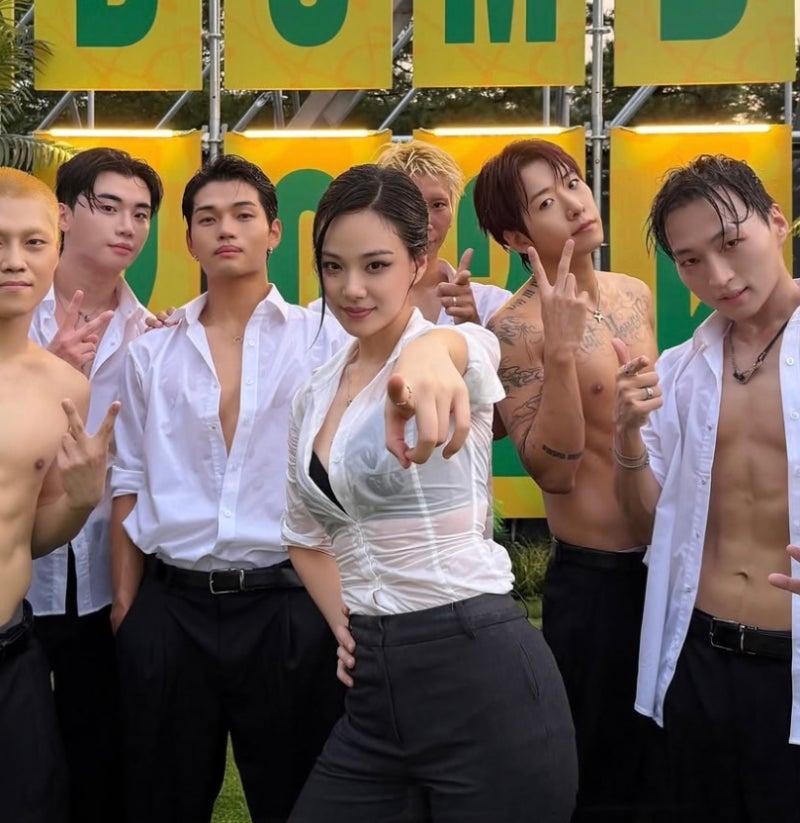 비비 워터밤 속초, 화이트 셔츠 단추 풀고 안경까지…또 고유명사 된 워터밤 패션