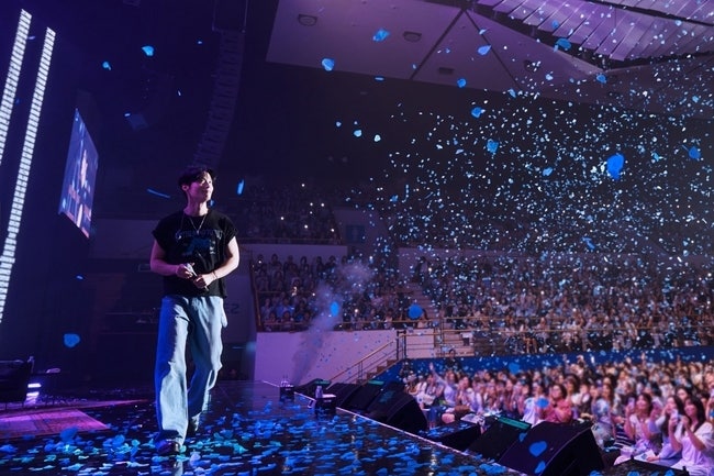 How Popular is Heo Nam-jun? He Got Emotional on Stage After Selling Out 2,700 Seats for His First Fan Meeting