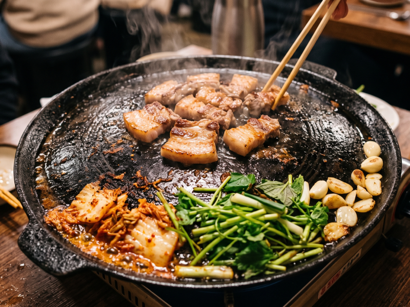 "고깃집 갈 필요 없어요, 주말 저녁을 통째로 바꾼 솥뚜껑 불판 삼겹살 파티