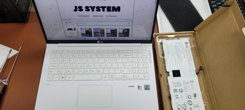 LG 그램 15ZB995-GP5ALF 배터리 교체 후기! LBS1224E 72Wh 정품 배터리 교체 및 노트북 내부 점검 - 청....