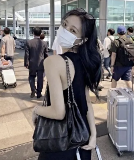 큰 가방 유행 아직 안 끝났다…요즘 자라에서 눈에 띄는 3가지