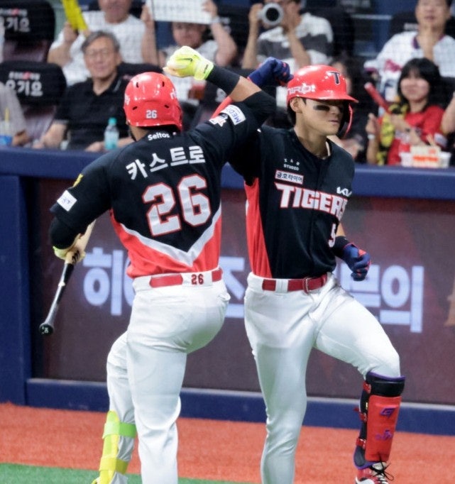 “나 김도영이여, 전라도 스타!” 135m 초대형 38호포 폭발…홈런왕까지 성큼 다가선 KIA 김도....