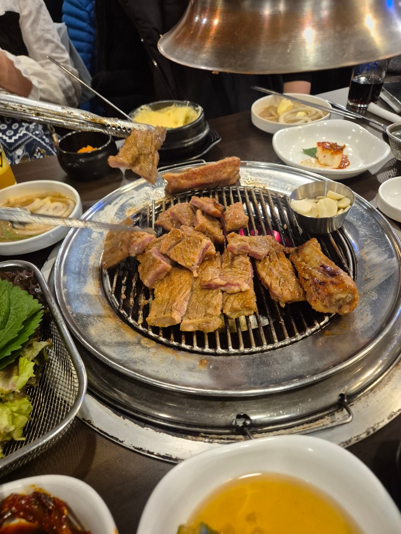 잠실 숯불돼지갈비 끝판왕! 흥부골 숯불돼지왕갈비 불판 교체 예술 단짠 솔직후기