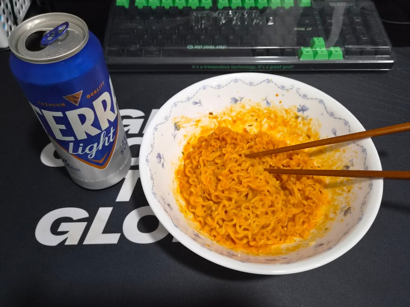 [먹거리] 어제 편의점 갔다가 신상인줄 알고 구매한 오뚜기 로열 (로제 열라면) 맛 후기 (내돈....