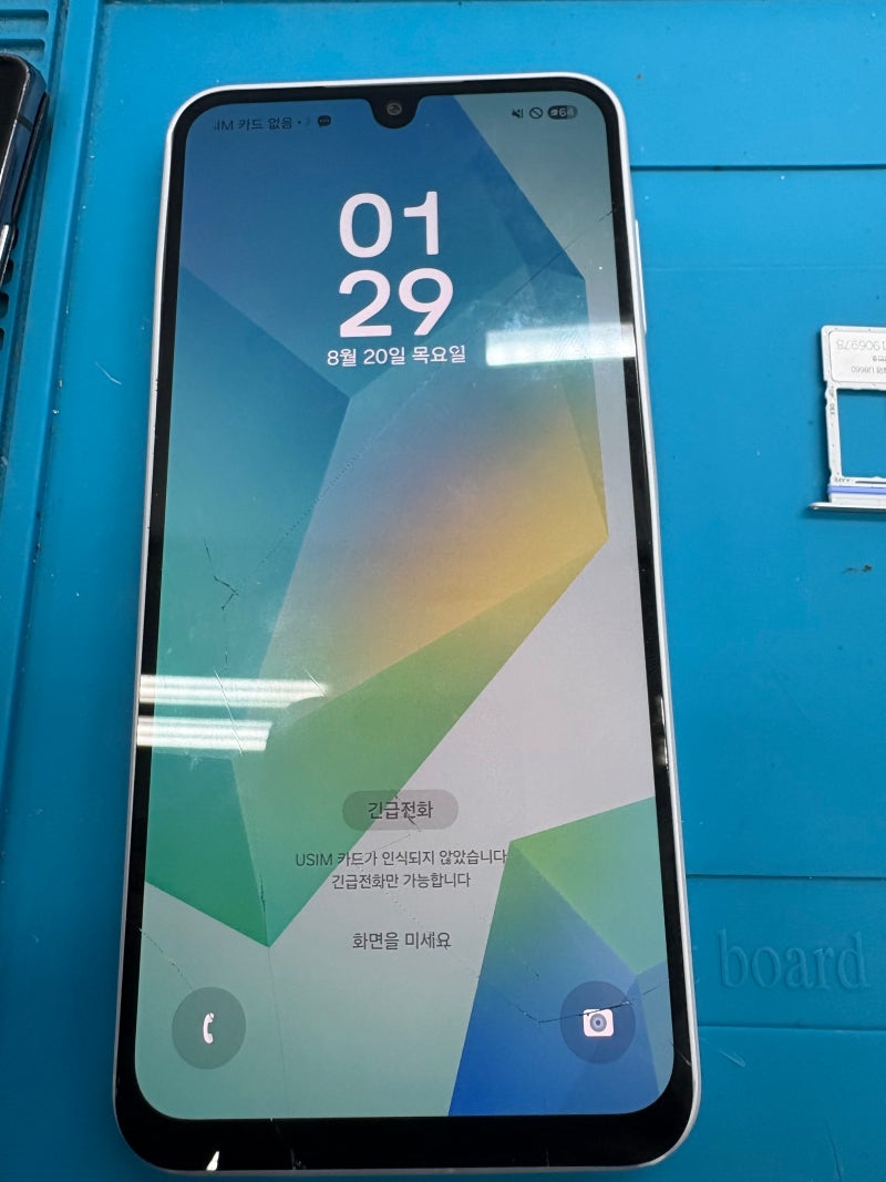 가산디지털단지역 삼성 갤럭시 A16 액정수리, 유리만 깨지고 화면·터치는 정상이에요.